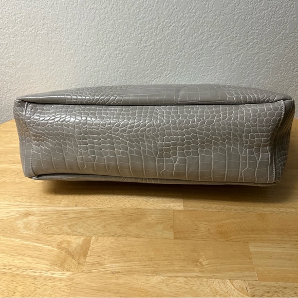 Mia K. Farrow Collection tote bag light gray crocodile-embossed vegan leather - Picture 3 of 6